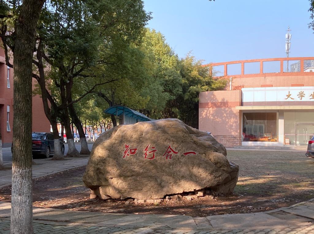 ��hУ�@���^ʯ